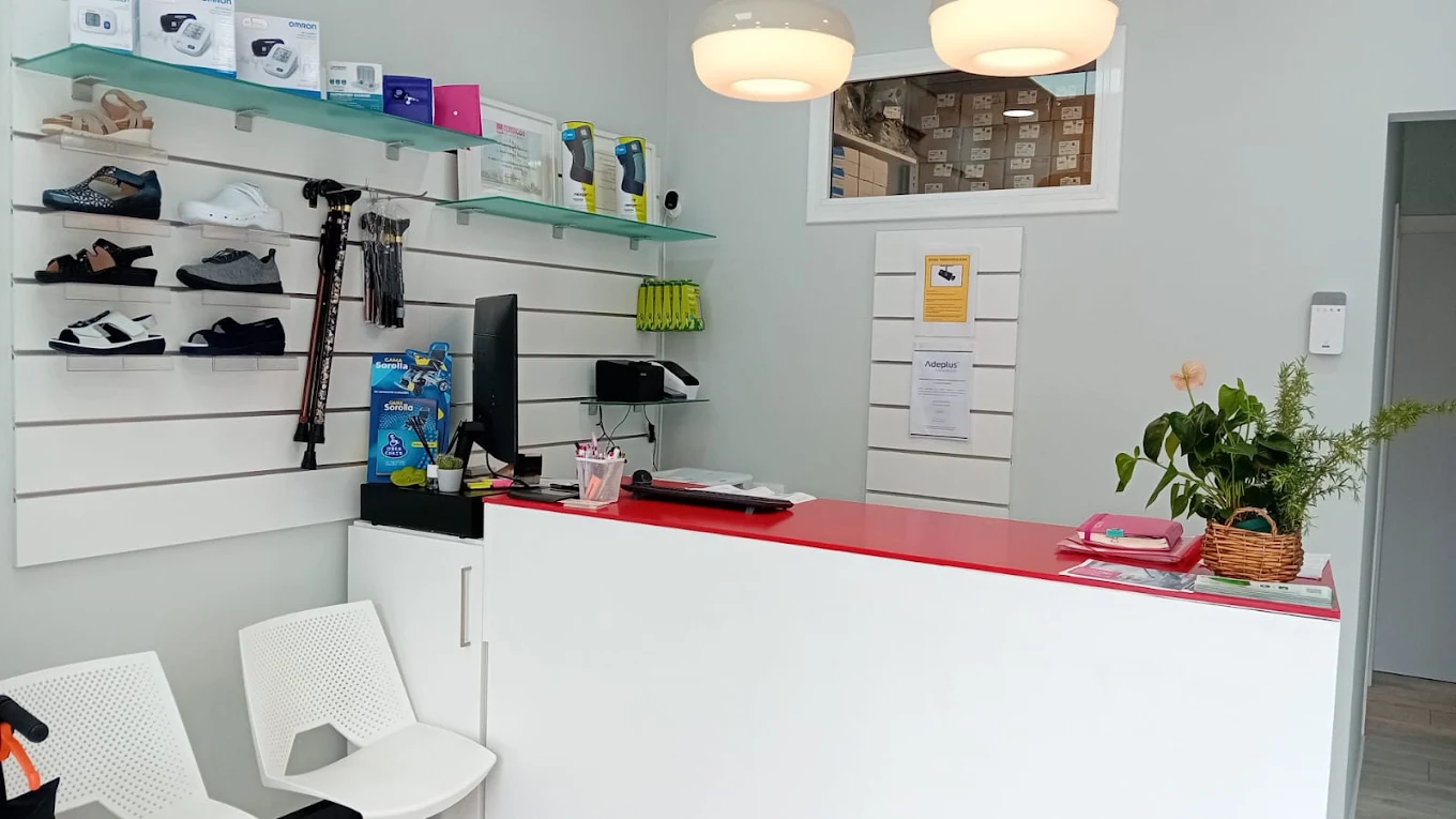 Interior de la tienda de Ortopedia COS con calzado, ayudas y mostrador